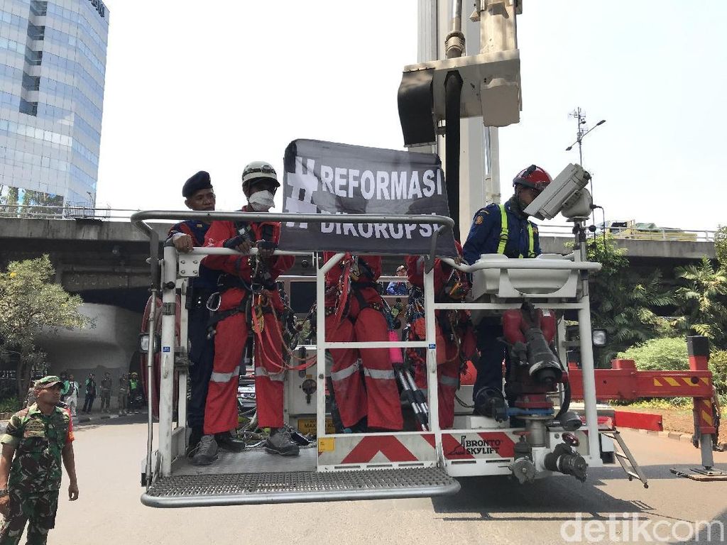 Polisi Amankan 5 Aktivis Greenpeace Pemasang Spanduk di Patung Pancoran