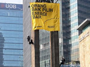 Spanduk Kuning Greenpeace Juga Mejeng di Patung Bundaran HI