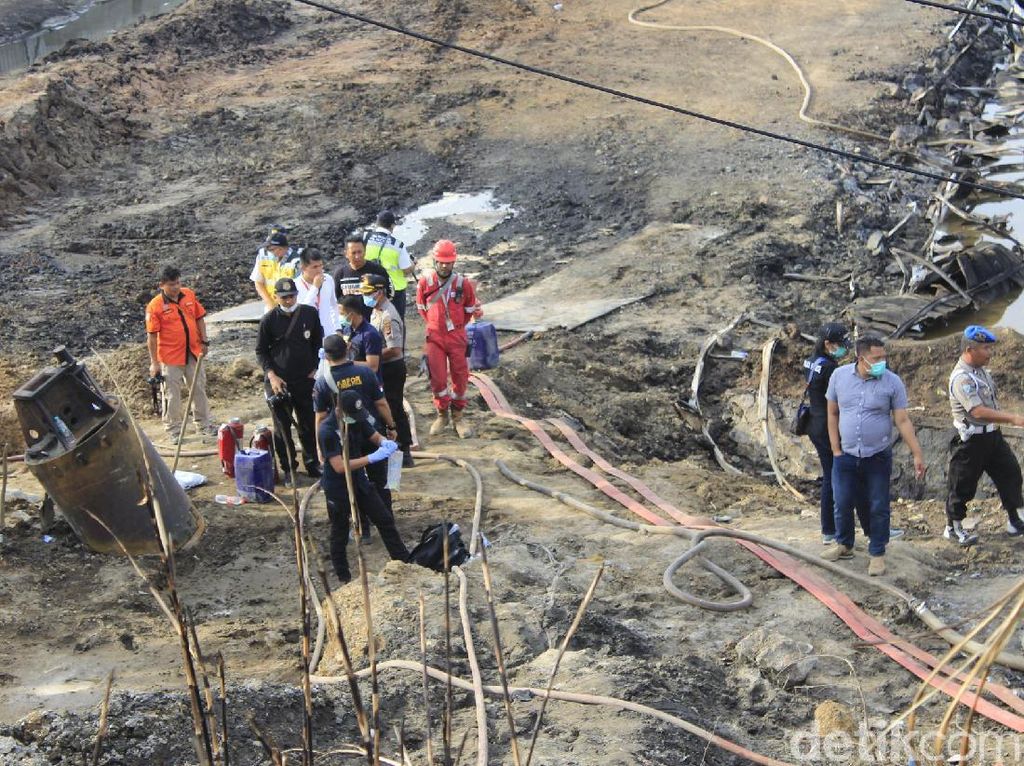 Puslabfor Olah TKP Lokasi Ledakan Pipa Pertamina di Cimahi Puslabfor Olah TKP Lokasi Ledakan Pipa Pertamina di Cimahi