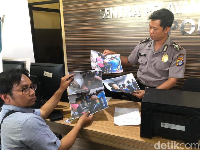 Pelaporam Achmad Hisyam Tolle ke Polda DIY. (Foto: Pradito Rida Pertana/detikcom) Pelaporam Achmad Hisyam Tolle ke Polda DIY. (Foto: Pradito Rida Pertana/detikcom)