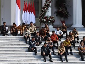 Analisis Semiotika Duduk Lesehan Menteri: Tanda Kerendahan Hati Analisis Semiotika Duduk Lesehan Menteri: Tanda Kerendahan Hati