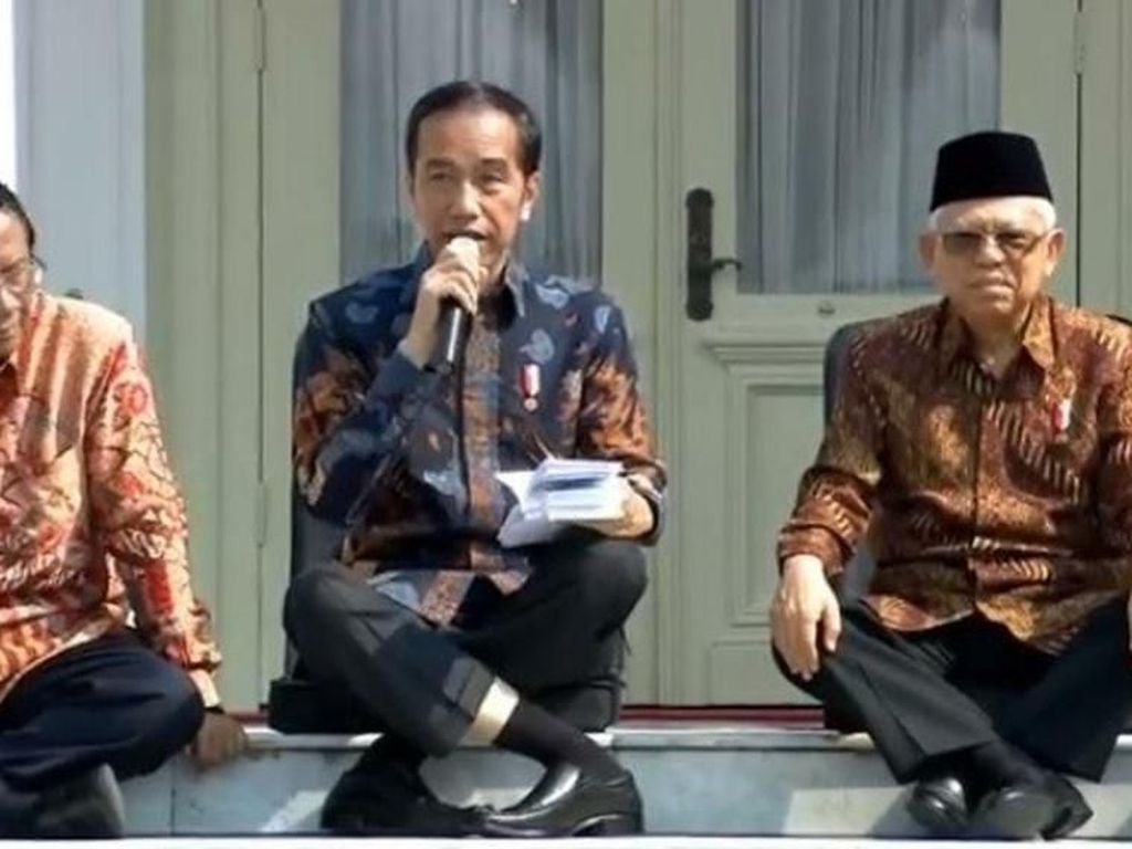 Posisi Duduk Jokowi Viral, Guru Yoga Saja Terheran-heran