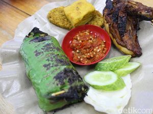Nasi Bakar Karomah: Pulen Gurih Nasi Bakar Teri Medan yang Sedap