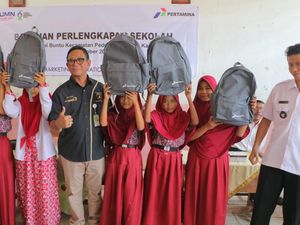 Pertamina Beri Bantuan Alat Sekolah ke 1.032 Siswa di Karawang