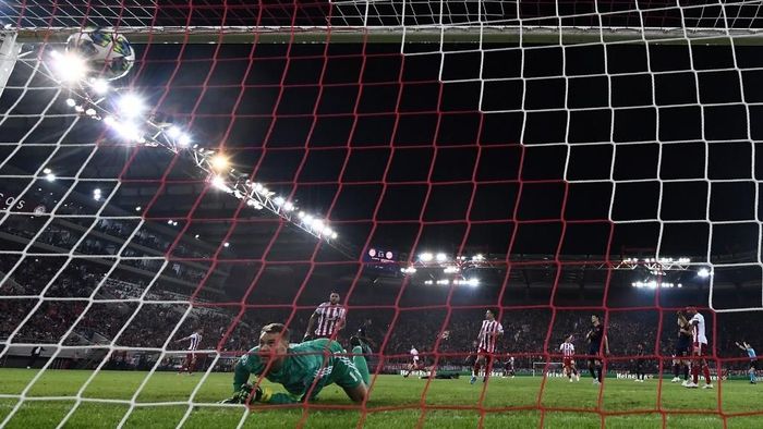 Kemenangan tipis di Olympiakos menegaskan lemahnya lini belakang Bayern Munich. (Foto: Aris Messinis / AFP) Kemenangan tipis di Olympiakos menegaskan lemahnya lini belakang Bayern Munich. (Foto: Aris Messinis / AFP)