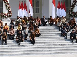 Jokowi Ungkap Makna Lesehan Menteri di Istana Jokowi Ungkap Makna Lesehan Menteri di Istana