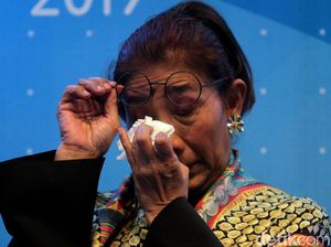 Sertijab KKP, Susi Pudjiastuti Teteskan Air Mata Sertijab KKP, Susi Pudjiastuti Teteskan Air Mata