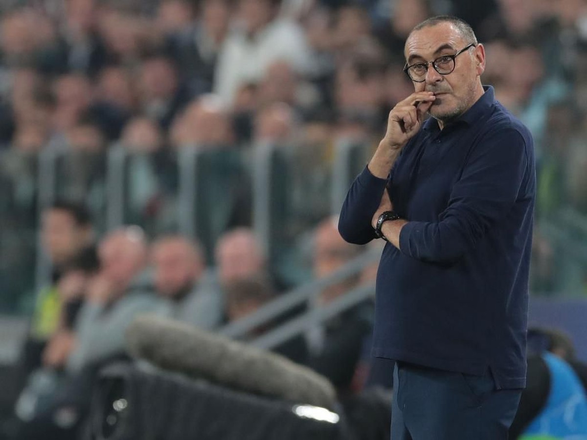 Pelatih Juventus, Maurizio Sarri, mengamati permainan timnya saat melawan Lokomotiv Moscow. Foto: Emilio Andreoli/Getty Images