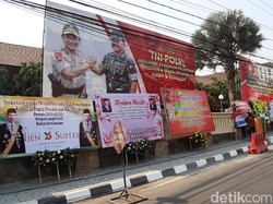 Karangan Bunga Ucapan Terima Kasih TNI-Polri Penuhi Polres Malang Kota