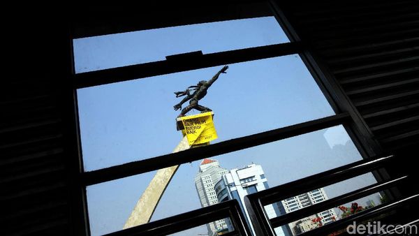 Spanduk Orang Baik Pilih Energi Baik Mejeng di Patung Pancoran