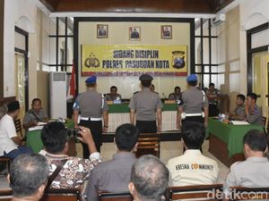 Bripka D yang Digerebek Bersama Bidan Desa Akhirnya Ditahan Bripka D yang Digerebek Bersama Bidan Desa Akhirnya Ditahan