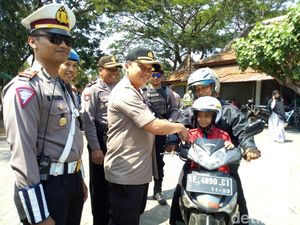 Operasi Zebra Semeru 2019 di Ponorogo, Polisi Bagi-bagi Helm Anak