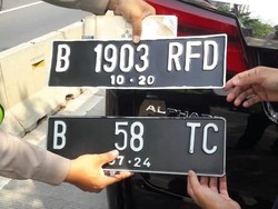 Terciduk! Alphard Pakai Pelat Nomor Palsu, Ada yang Berkode RF