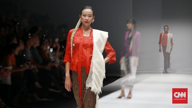 Warna-warni Kebaya BIN House di Panggung JFW 2020. Jakarta.  Kamis 24 Oktober 2019. Binhouse menampilkan Pesona Kain Minahasa yang merupakan koleksi terbarunya. CNN Indonesia/Andry Novelino