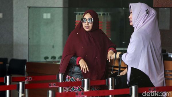 Berkacamata, Istri Imam Nahrawi Penuhi Panggilan KPK