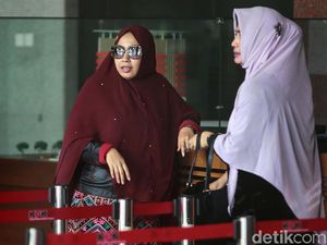 Berkacamata, Istri Imam Nahrawi Penuhi Panggilan KPK Berkacamata, Istri Imam Nahrawi Penuhi Panggilan KPK