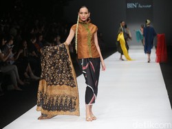 Rayuan Kain Indonesia Persembahan Obin di Jakarta Fashion Week 2020