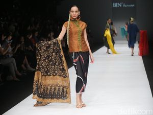 Rayuan Kain Indonesia Persembahan Obin di Jakarta Fashion Week 2020 Rayuan Kain Indonesia Persembahan Obin di Jakarta Fashion Week 2020