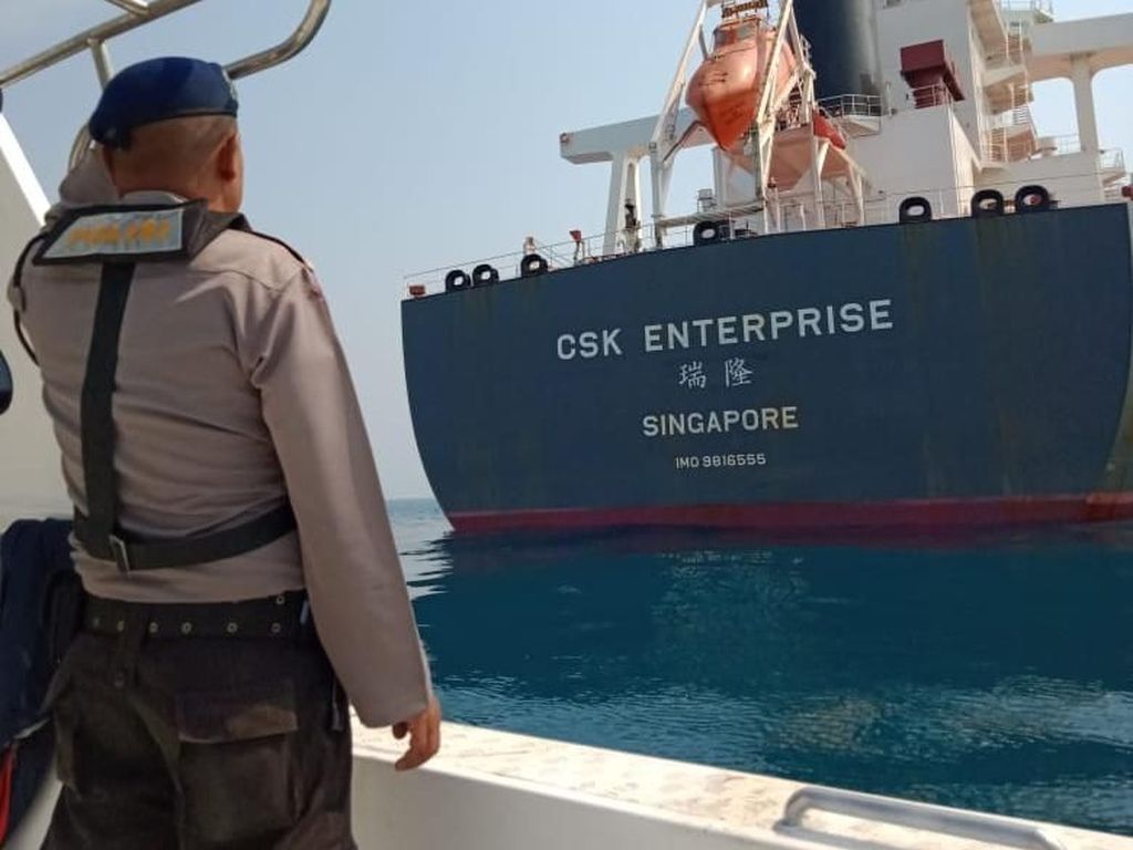 Kapal Singapura Disergap Perompak di Perairan Cilegon Kapal Singapura Disergap Perompak di Perairan Cilegon