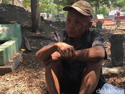 Kisah Mbah Mojo yang 30 Tahun Tinggal di Kuburan