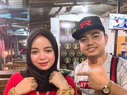 Aksi Suami Baik Hati Ini Viral, Belikan Istri Gelang Emas Seharga Rumah