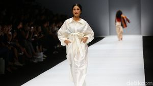 Dian Sastrowardoyo Hingga Adinia Wirasti Jadi Model Baju Bekas di JFW 2020