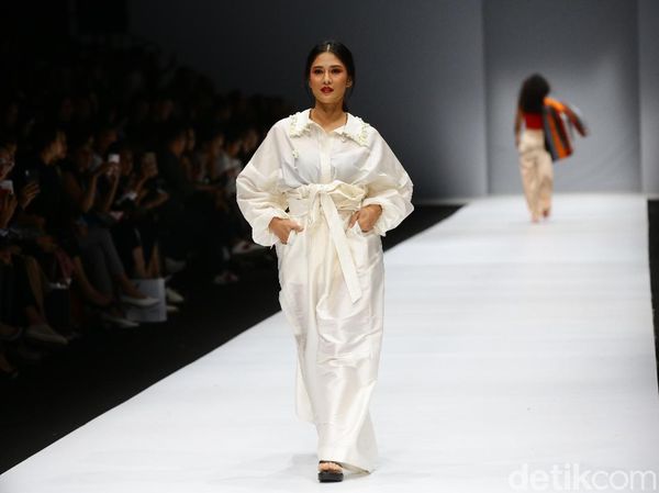 Dian Sastrowardoyo Hingga Adinia Wirasti Jadi Model Baju Bekas di JFW 2020