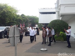 Menteri Lain Sudah Bermobil Dinas, Prabowo-Nadiem Masih Naik Mobil Pribadi