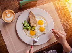 Sarapan Praktis Bergizi dengan Roti dan Telur yang Nikmat