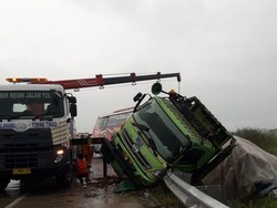 Kecelakaan Bus dan Truk di Tol Tebing Tinggi, 1 Tewas-11 Orang Terluka