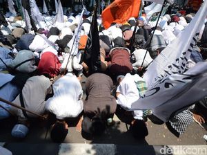 Gus Nur Tak Ditahan, Pendukungnya Sujud Syukur