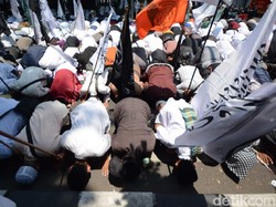 Gus Nur Tak Ditahan, Pendukungnya Sujud Syukur