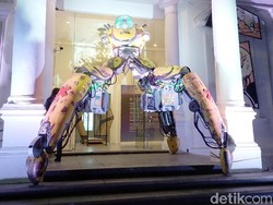 Robot Berdiri di Depan Galeri Nasional Indonesia, Pengin Lihat?