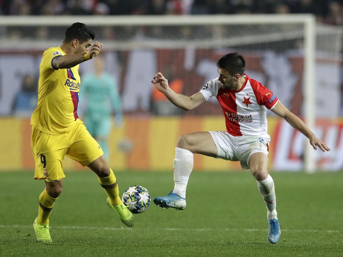 Striker Barcelona Luis Suarez berduel dengan pemain Slavia Praha David Hovorka di matchday ketiga Liga Champions. (Foto: Petr David Josek/AP Photo)