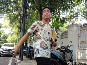 Bawa Buku, Gibran Rakabuming Temui Megawati di Teuku Umar