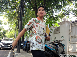 Bawa Buku, Gibran Rakabuming Temui Megawati di Teuku Umar