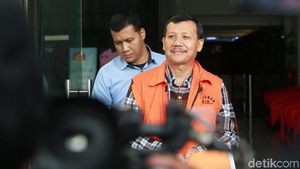 Senyum Tipis Iwa Karniwa Usai Diperiksa KPK