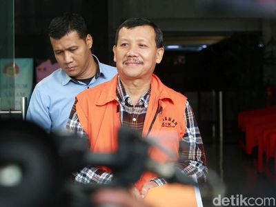 Senyum Tipis Iwa Karniwa Usai Diperiksa KPK