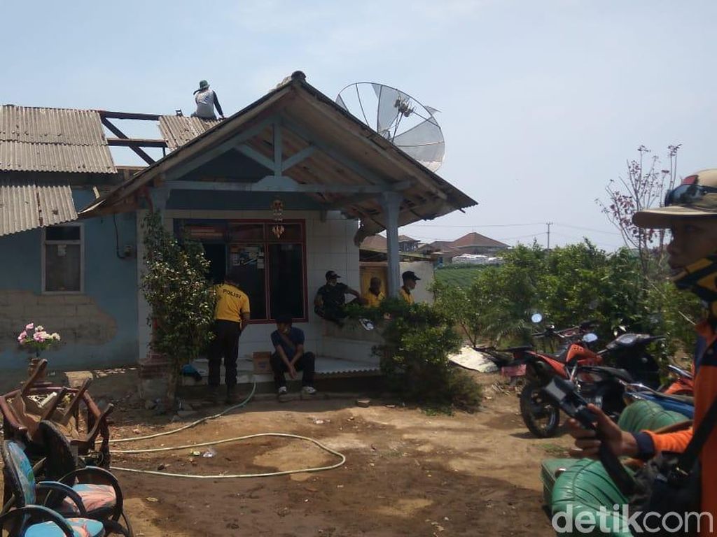 Sekolah dan Fasum yang Rusak Akibat Angin Kencang di Batu Diperbaiki Sekolah dan Fasum yang Rusak Akibat Angin Kencang di Batu Diperbaiki