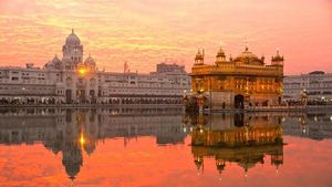 Foto: Kuil Emas yang Penuh Toleransi