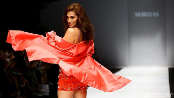 Lama Tak Hadir di Catwalk, Karenina Kembali Beraksi, Gayanya Super Seksi