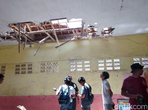 Tak Kunjung Diperbaiki, Atap Kelas SDN 2 Cijolang Garut Ambruk