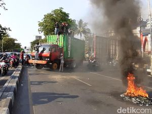 Tuntut Plt Kapolri Tindak Aparatnya, Mahasiswa di Makassar Blokir Jalan