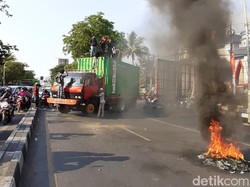 Tuntut Plt Kapolri Tindak Aparatnya, Mahasiswa di Makassar Blokir Jalan
