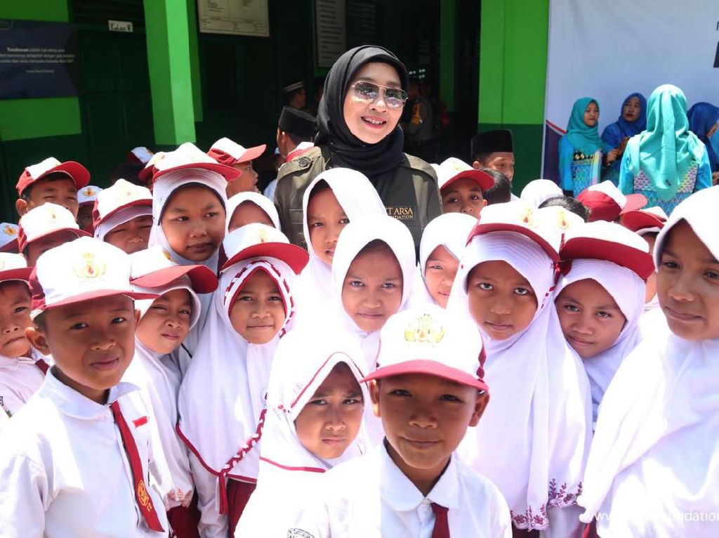 CT Arsa Bangun Madrasah Rusak Terdampak Tsunami di Lampung Selatan CT Arsa Bangun Madrasah Rusak Terdampak Tsunami di Lampung Selatan