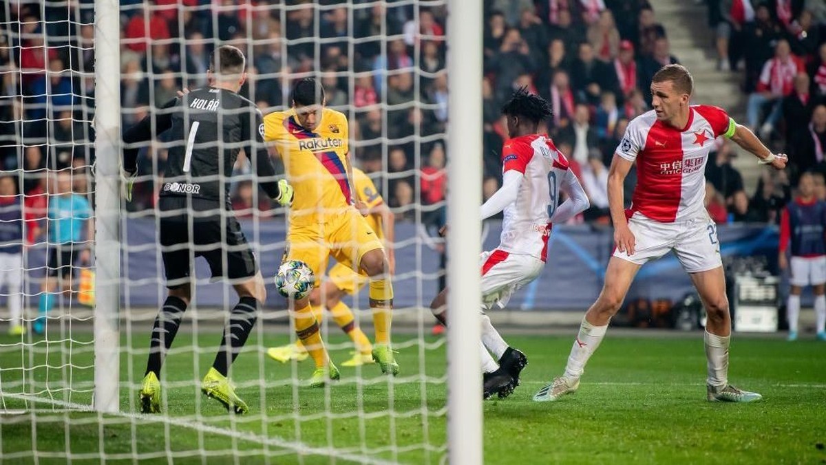 Barcelona kerap kali terbantu oleh gol bunuh diri di era Ernesto Valverde (Foto: Thomas Eisenhuth/Getty Images)