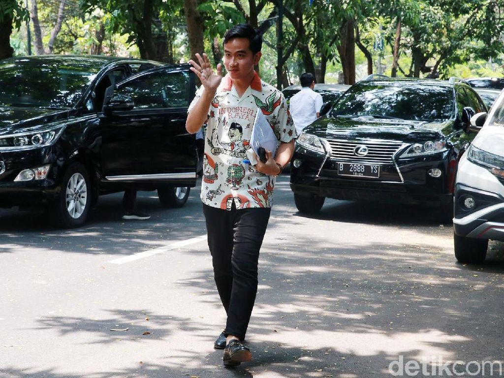 Gibran Sendirian Datangi Megawati, Relawan Gaungkan Gigih-Berani Gibran Sendirian Datangi Megawati, Relawan Gaungkan Gigih-Berani