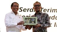 Senyum Cerah Zainudin Amali Saat Sertijab Menpora