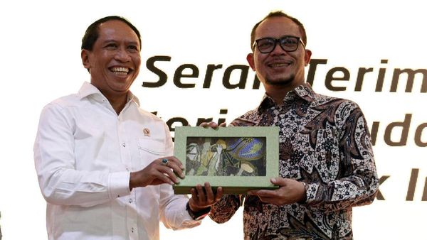 Senyum Cerah Zainudin Amali Saat Sertijab Menpora