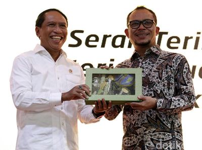 Senyum Cerah Zainudin Amali Saat Sertijab Menpora